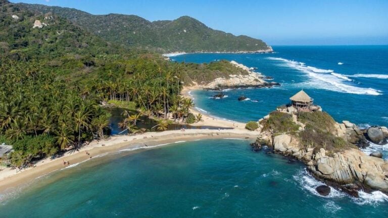 Vista aerea della spiaggia di Cabo San Juan del Guia nel Parco Nazionale Naturale Tayrona (Tayrona Natural National Park), Santa Marta, Colombia