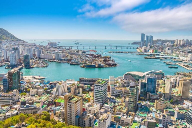 Lo skyline della città di Busan, panorama urbano della Corea del Sud con cielo azzurro