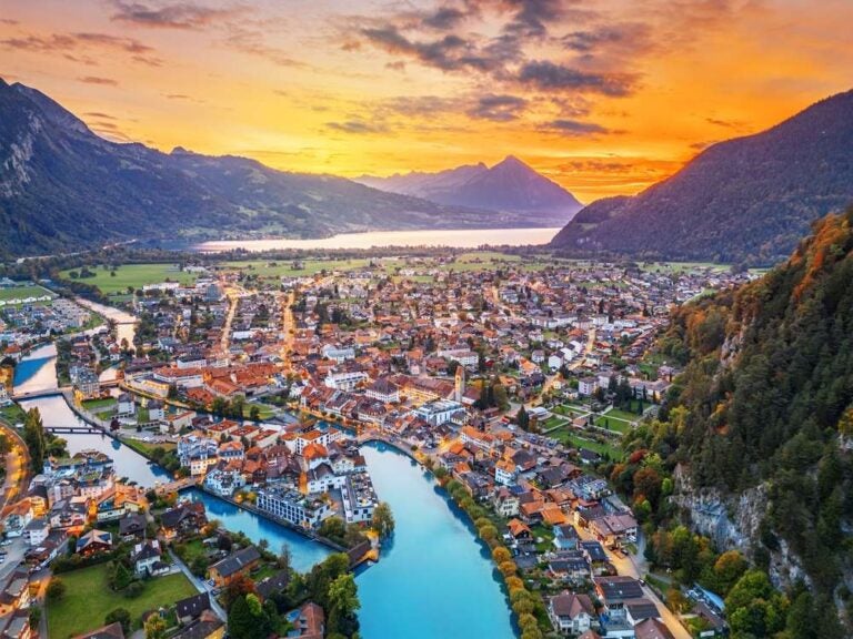 Interlaken, Svizzera: vista sul fiume Aare al tramonto.