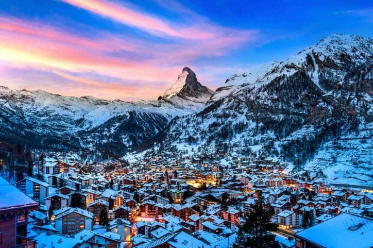 Il Cervino e le Alpi svizzere all'alba a Zermatt.