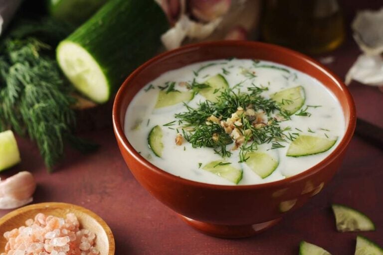 Una ciotola di zuppa fredda Tarator – piatto tradizionale bulgaro.