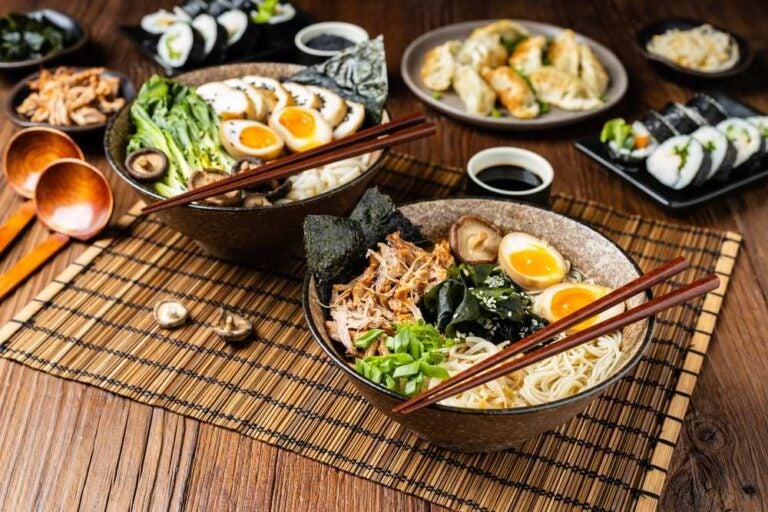 Ramen tradizionale con maiale o pollo affumicato.