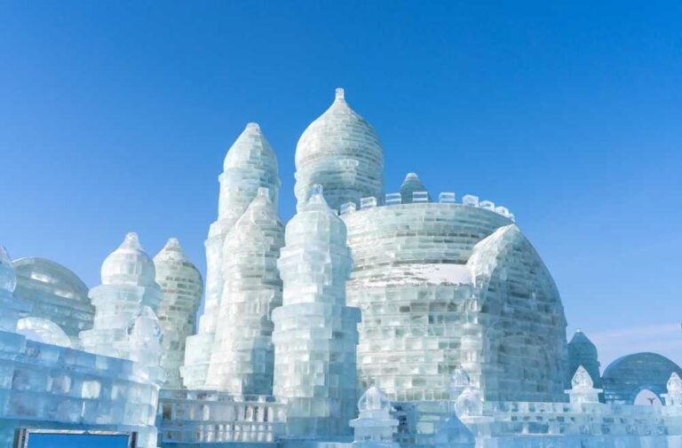 Il Festival internazionale delle sculture di ghiaccio e neve di Harbin è una manifestazione invernale che si tiene ogni anno a Harbin, in Cina