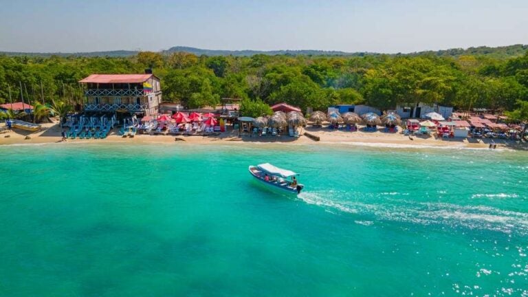 Vista aerea di Playa Blanca, a Barú, con acque turchesi, barche e colorate costruzioni sul lungomare