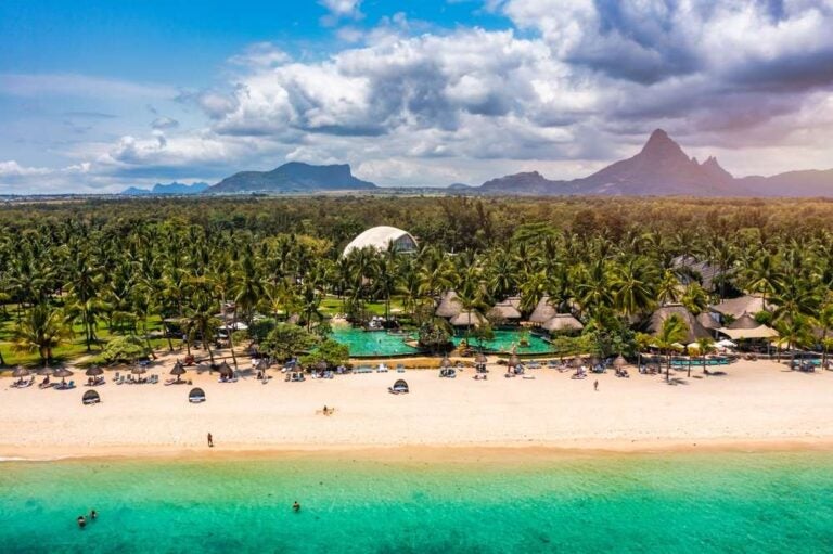 Spiaggia di Flic en Flac con cime sullo sfondo, Mauritius.