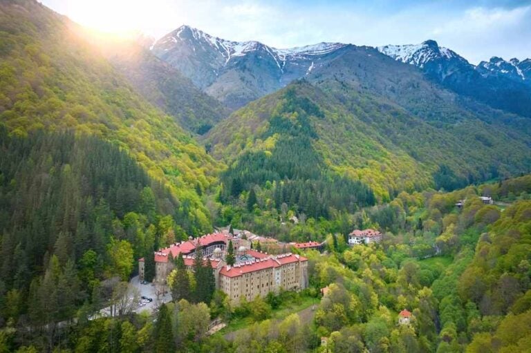 Vista aerea del Monastero di Rila, immerso nelle rigogliose foreste verdi del Monte Rila.
