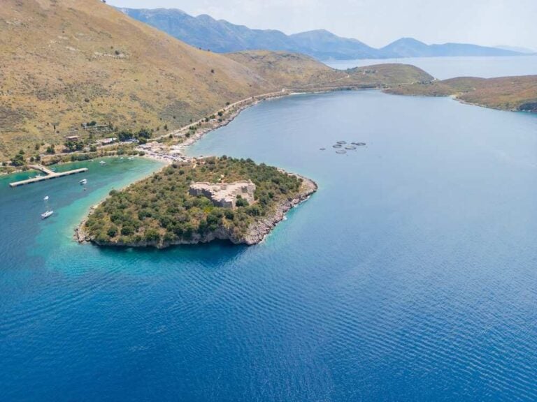 Vista aerea del Castello di Porto Palermo lungo la costa albanese sul Mar Ionio, nel sud dell'Albania.
