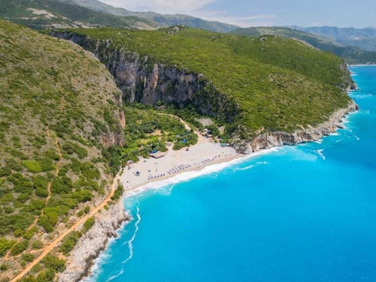 Vista aerea del litorale della spiaggia di Gjipe, tra Dhermi e Himara, sul Mar Ionio, nell'Albania meridionale.