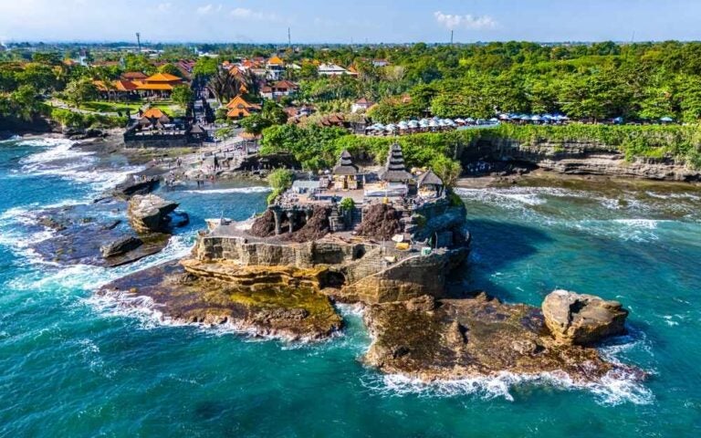 Scogliera sulla costa di Tanah Lot, Bali, Indonesia.