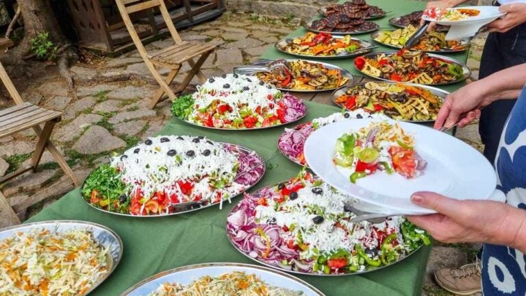 Buffet di cucina bulgara fresca: insalata Shopska, insalata di cavolo e carote; verdure alla griglia.