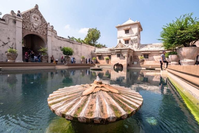 Il Palazzo Taman Sari è un luogo turistico storico e iconico a Yogyakarta.