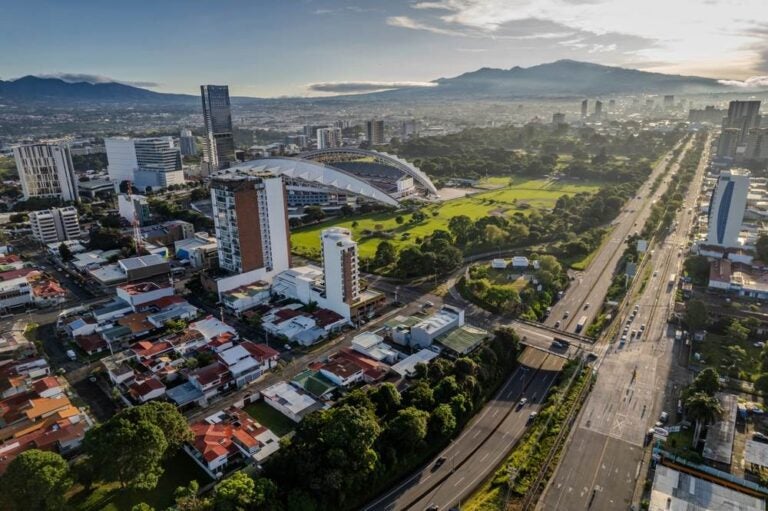 Bella vista aerea della città di San Jose e del Parco Metropolitano di Sabana in Costa Rica