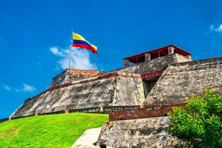 Bandiera colombiana presso la fortezza di Castillo San Felipe de Barajas a Cartagena de Indias, Colombia