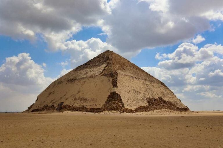 Vista della piramide romboidale di Snefru a Dahshur, famosa per la sua forma irregolare.