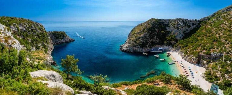 Vista dall’alto della Baia di Grama, Albania.