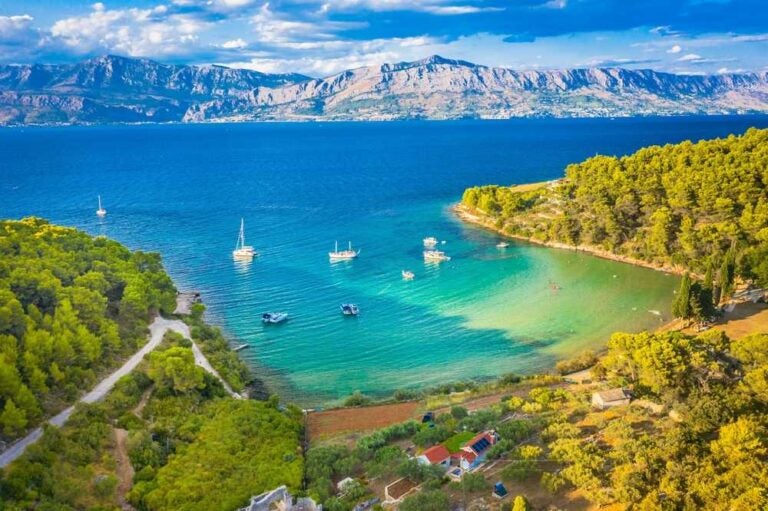 Vista aerea della baia di Lovrecina sull'isola di Brac, in Croazia.