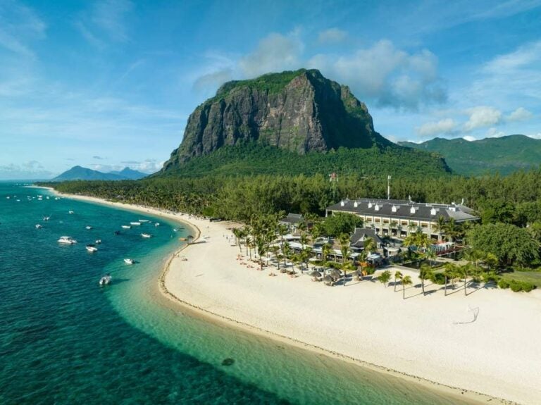 Vista aerea: lussuosa spiaggia tropicale e il monte Le Morne a Mauritius.