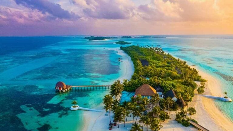 Vista aerea di un resort di lusso sulle Maldive al tramonto