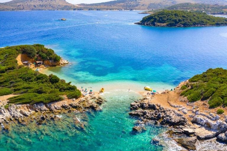 Vista sulla spiaggia di Bora Bora a Ksamil, Riviera albanese.