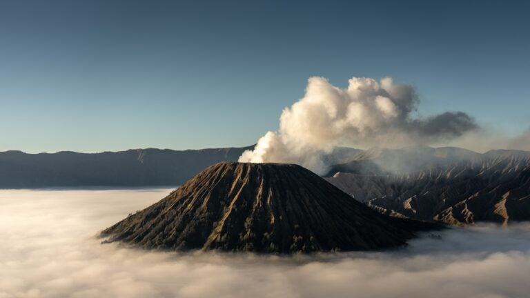 Vulcano del Monte Bromo che espelle i fumi.