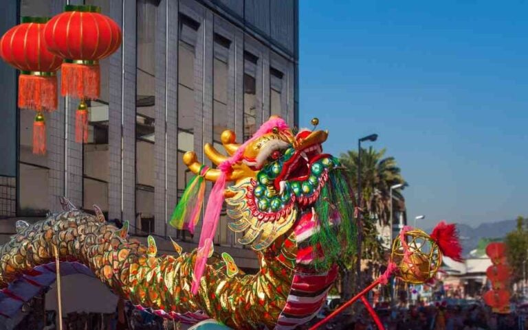 Festeggiamenti per il nuovo anno lunare intorno alla chinatown , Sfilata del Drago con lanterna rossa.