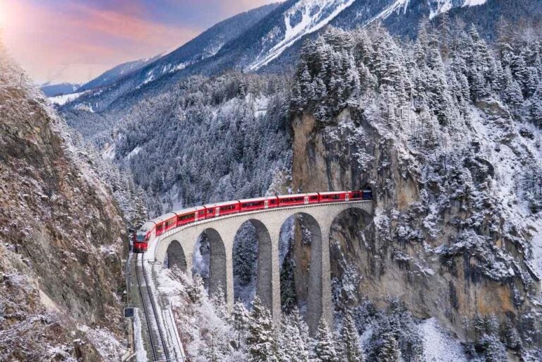 Treno attraversa le montagne innevate del Filisur, in Svizzera.
