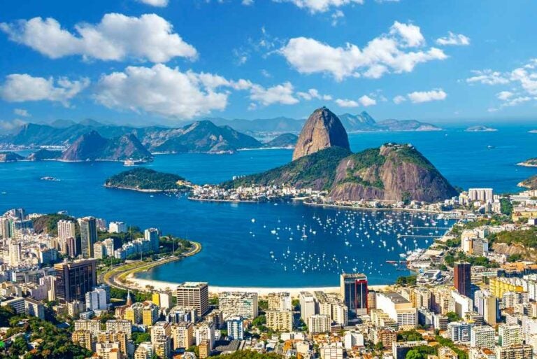 Vista aerea panoramica della baia di Botafogo e della montagna di Sugarloaf a Rio de Janeiro, Brasile