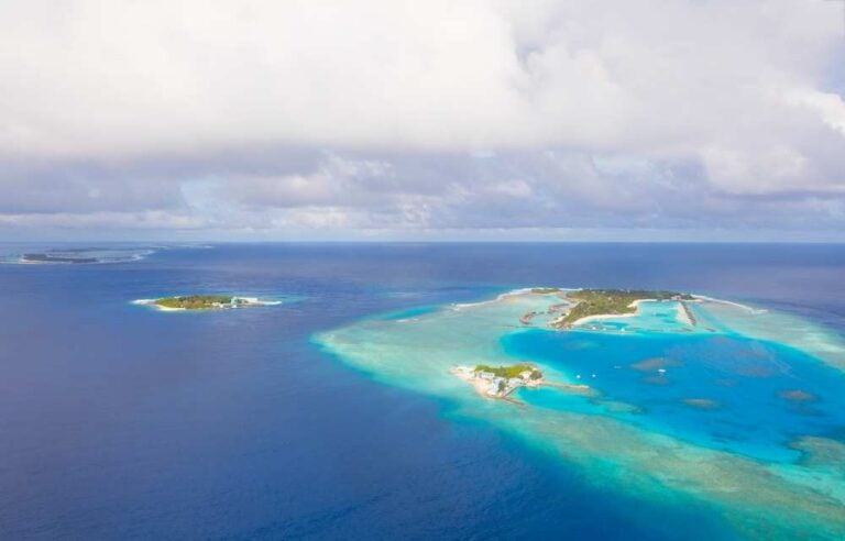 Vista aerea di un'isola delle Maldive, nell'atollo di Raa.