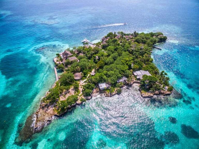 Vista aerea dell'Isla del Pirata alle Isole Rosario al largo della costa di Cartagena de Indias, Colombia.