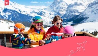 Una famiglia con bambini che si gode il pranzo après-ski con la tradizionale raclette svizzera e la fonduta di formaggio in un ristorante