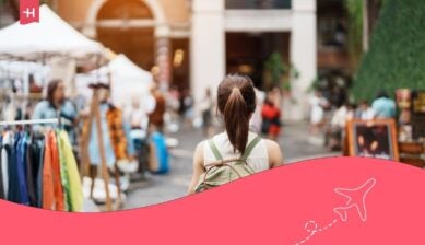 Visita turistica al mercato notturno di Chiang Mai, in Thailandia.