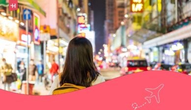 Una giovane viaggiatrice che passeggia nel mercato notturno di Mong Kok a Hong Kong