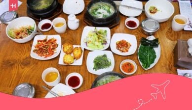 Zuppa di pesce palla, nota in coreano come “bokguk”, accompagnata da vari contorni “banchan” a Busan, in Corea del Sud.