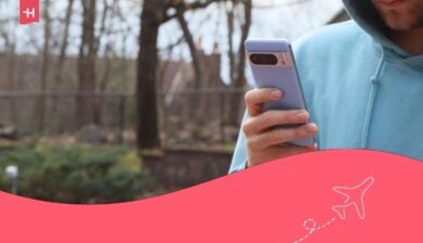 Un uomo che sta usando il cellulare all'aperto