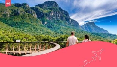 una coppia di uomini e donne che passeggiano lungo il sentiero Boomslang nel Giardino Botanico di Kirstenbosch a Città del Capo
