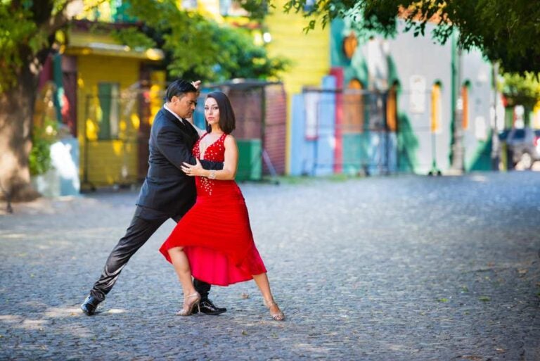 coppia di ballerini di tango argentini pose