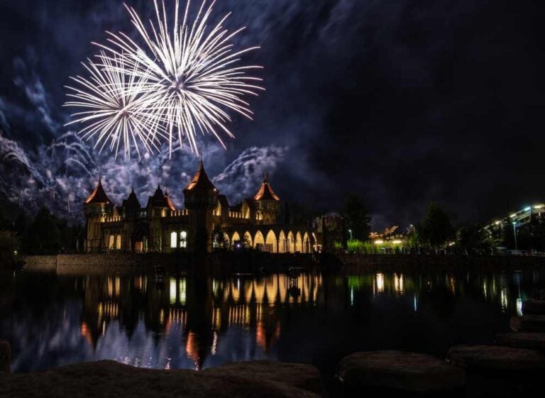 Fuochi d'artificio al Rainbow MagicLand di Valmontone, Italia.
