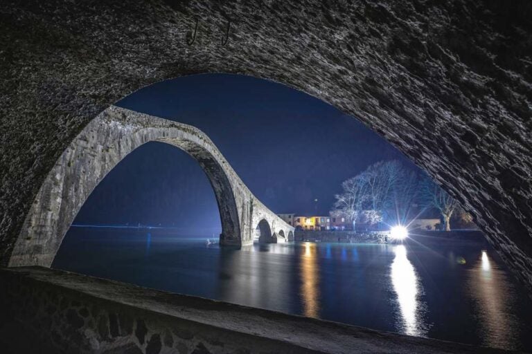 Il Ponte della Maddalena, noto anche come Ponte del Diavolo, attraversa il fiume Serchio nei pressi di Borgo a Mozzano.