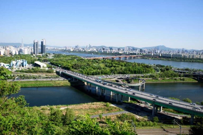 Foto di Seongsu-dong e Apgujeong-dong a Seul, scattata dal monte Eungbong, a nord del fiume Han.