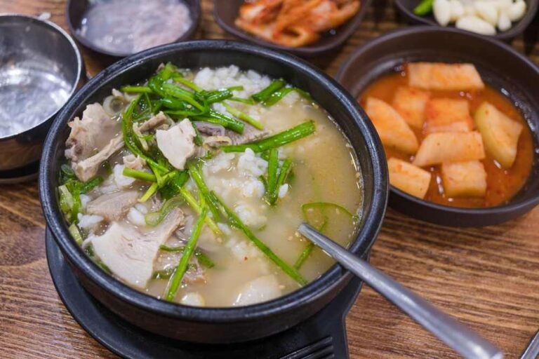 Zuppa di maiale e riso (Dwaeji gukbap), piatto tipico di Busan.