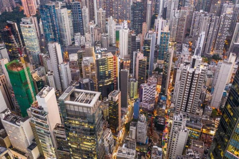 Vista aerea del quartiere centrale degli affari dell’isola di Hong Kong, densamente popolato, dove si alternano edifici adibiti a uffici e alti grattacieli residenziali a Sheung Wan.