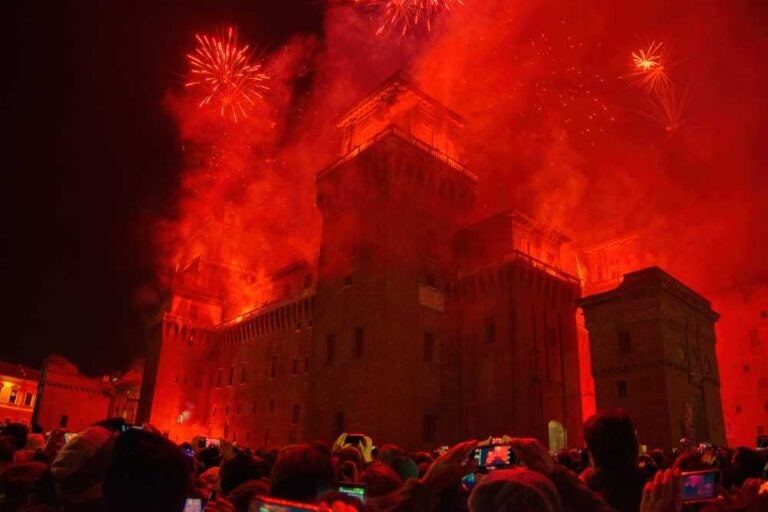 Fuochi d'artificio per la notte di Capodanno a Ferrara, in Emilia-Romagna, Italia.