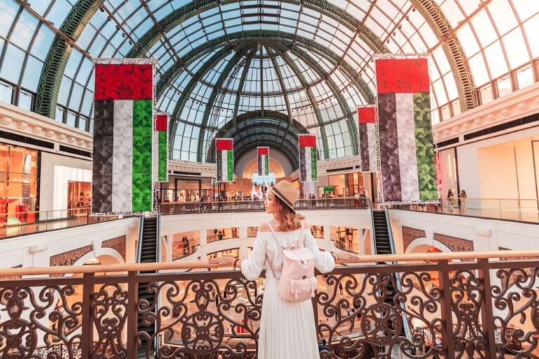 Ragazza all’interno del Dubai Mall.