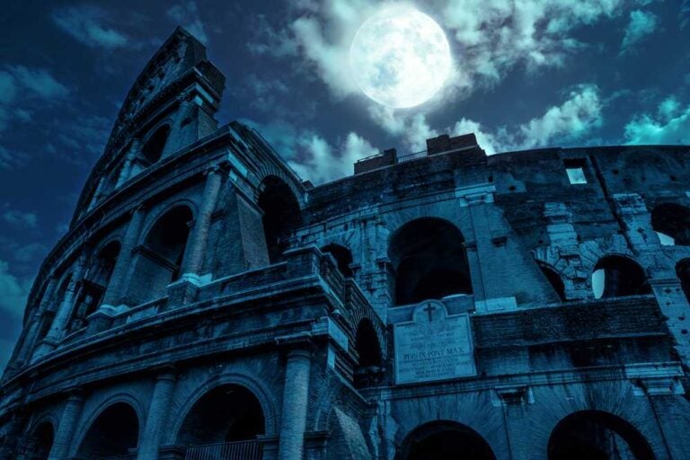 Il Colosseo nella notte di Halloween, Roma, Italia.