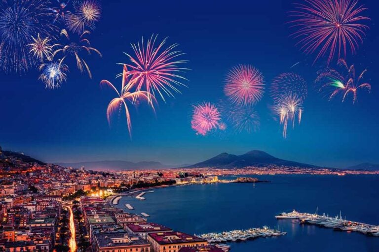 Fuochi d’artificio sulla baia di Napoli.