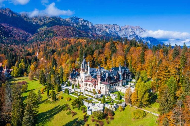 Il castello di Peles in autunno. Sinaia, contea di Prahova, Romania.