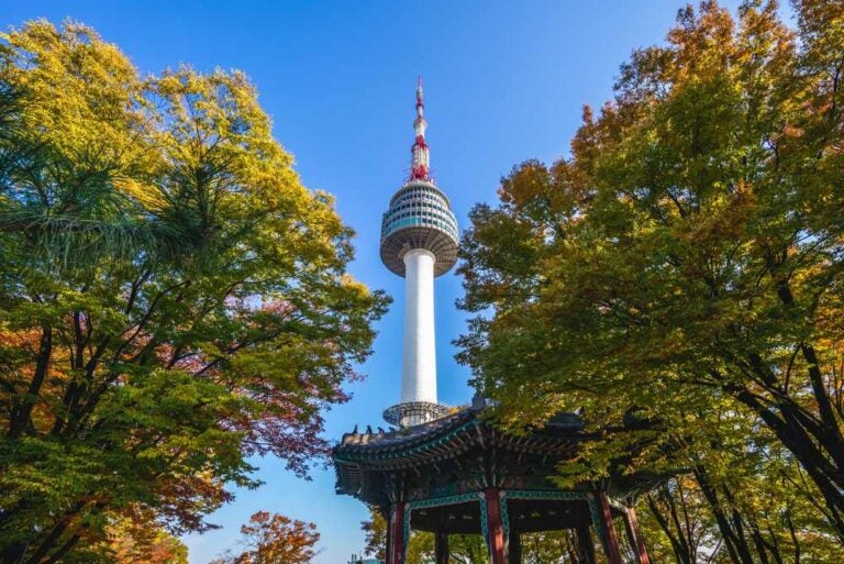 La N Seoul Tower, nota anche come Namsan Tower o YTN Seoul Tower, situata a Namsan, Seul, Corea del Sud.