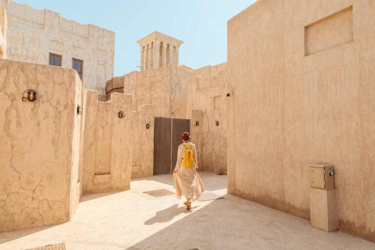 Una turista tra le vecchie stradine di Bur Dubai e lungo il Creek.