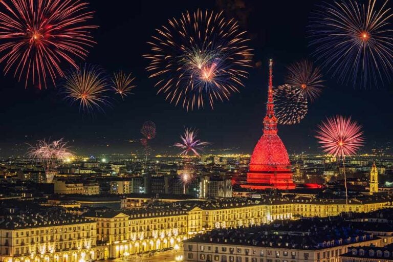 Fuochi d'artificio a Torino durante i festeggiamenti di Capodanno.
