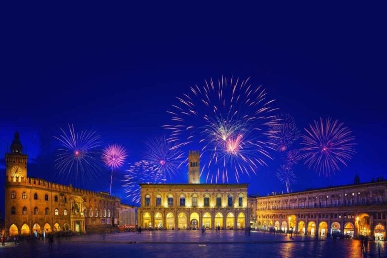 Piazza Maggiore a Bologna con i fuochi d'artificio durante la notte di Capodanno